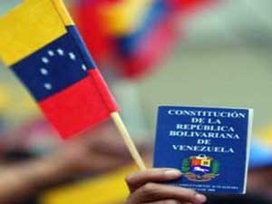 Bandera y Constitución de la República Bolivariana de Venezuela.