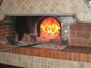 Pizza a la leña (imagen de Pixabay https://pixabay.com/en/pizza-oven-cooking-restaurant-430061/ ).