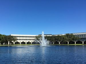 Antiguo edificio de IBM en Boca Ratón, Florida (foto tomad por Phillip Pessar en 2017 y publicada en Flickr https://www.flickr.com/photos/southbeachcars/37335401194/in/photostream/)