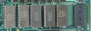 IBM PC ROM BIOS (foto ptomada por German en Wikipedia https://commons.wikimedia.org/wiki/File:IBM_PC_ROM_BIOS_and_IBM_PC_ROM_BASIC_(1981)_b.jpg)