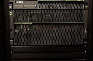 Hardware Abierto: procesador POWER8 en un Power System E870 (foto Wikipedia https://commons.wikimedia.org/wiki/File:IBMPowerSystemE870.jpg)