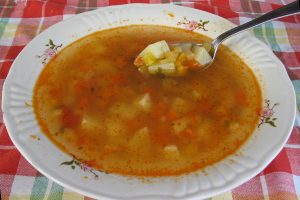 Sopa de papa rumana (Wikipedia https://ca.wikipedia.org/wiki/Fitxer:Romanian_potato_soup.jpg)