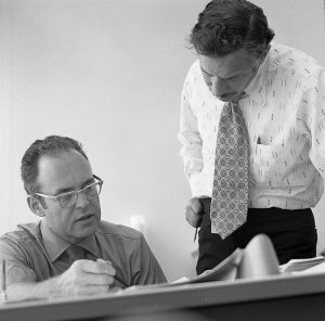 Gordon Moore (izquierda) y Robert Noyce (ambos fundadores de Intel), foto de 1970.