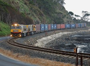 Contenedores transportados en ferrocarril en Australia (Wikipedia: https://commons.wikimedia.org/wiki/File:Container_Train_(25530579783).jpg )