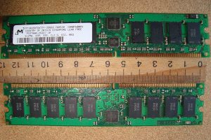 Memoria con ECC (Wikipedia: https://commons.wikimedia.org/wiki/File:Micron_PC2700_DDR_ECC_REG.JPG )