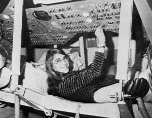 Dra. Margaret Hamilton trabajando en la misión espacial Apolo (Wikipedia: https://commons.wikimedia.org/wiki/File:Margaret_Hamilton_in_action.jpg )