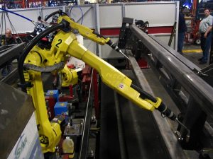 Robot doblador de uso industrial (Wikipedia https://en.wikipedia.org/wiki/File:FANUC_6-axis_welding_robots.jpg )