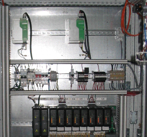 Hardware de un sistema de control distribuido ( https://commons.wikimedia.org/wiki/File:DCS_DeltaV.png )