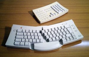 Teclado ajustable marca Apple® (Wikipedia: https://commons.wikimedia.org/wiki/File:Apple_Adjustable_Keyboard.jpg )