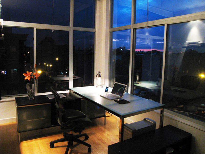 Oficina para teletrabajo en casa de Brooklyn (Wikipedia https://commons.wikimedia.org/wiki/File:Brooklyn_Home_Office,_Minimized,_At_Night.jpg )