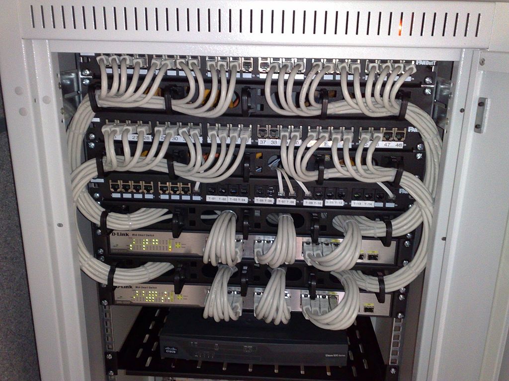 Interruptores Ethernet en un armario de 19 pulgadas de ancho (https://commons.wikimedia.org/wiki/File:19-inch_rackmount_Ethernet_switches_and_patch_panels.jpg)
