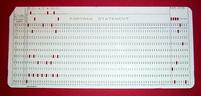 Tarjeta perforada con una instrucción en lenguaje Fortran (Arnold Reinhold, Wikipedia https://commons.wikimedia.org/wiki/File:FortranCardPROJ039.agr.jpg )